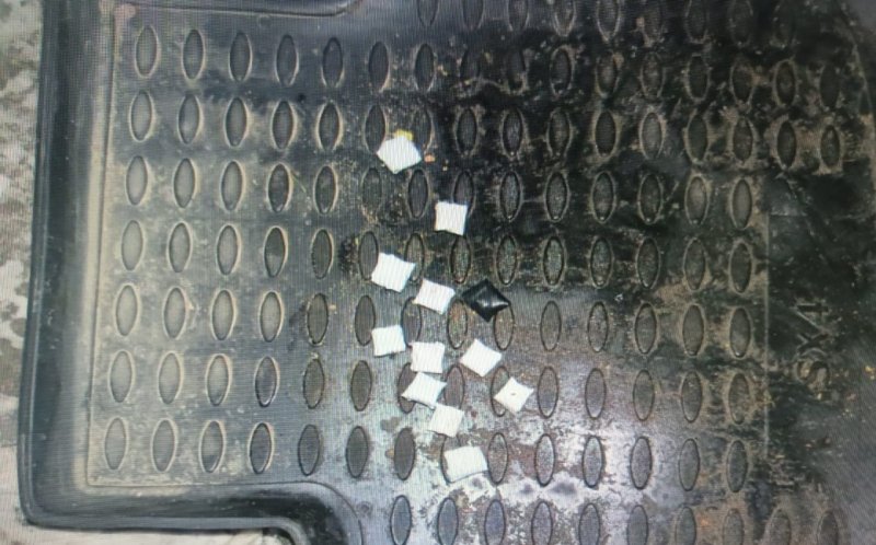 Инспекторами ДПС в Красном Холме был остановлен автомобиль, в салоне которого обнаружены наркотические вещества