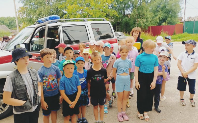 Полицейские и общественники организовали для детей экскурсию в межмуниципальный отдел полиции Красного Холма