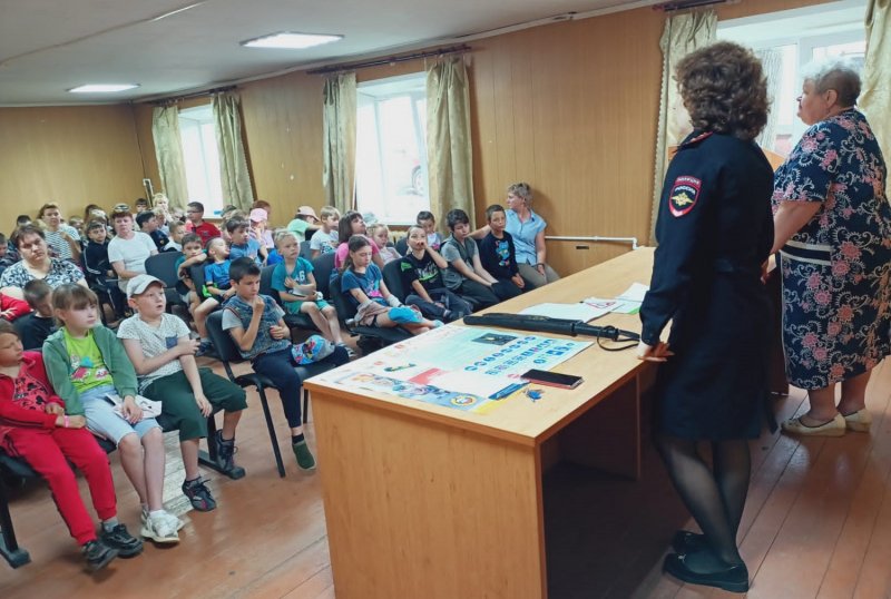 Полицейские и общественники организовали для детей экскурсию в межмуниципальный отдел полиции Красного Холма