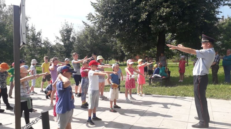 В Краснохолмском городском округе полицейские и общественники провели для детей «Зарядку со стражем порядка»