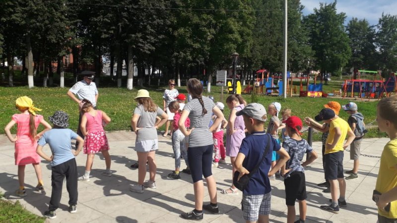 В Краснохолмском городском округе полицейские и общественники провели для детей «Зарядку со стражем порядка»